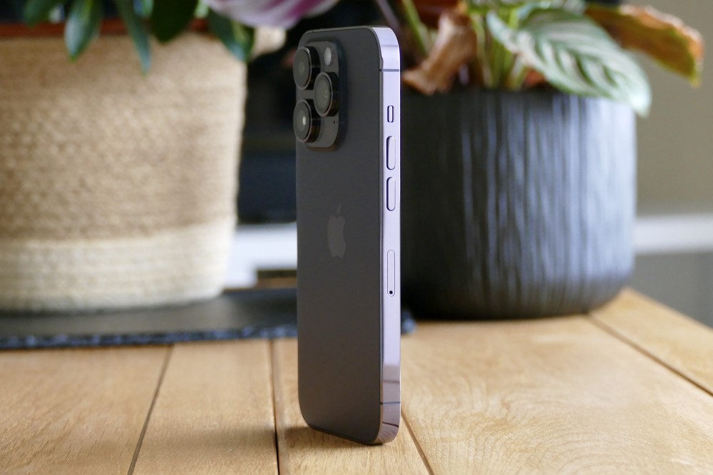 Вид сбоку iPhone 14 Pro с регуляторами громкости.