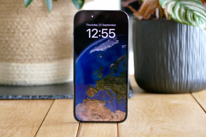 Всегда включенный дисплей на iPhone 14 Pro.