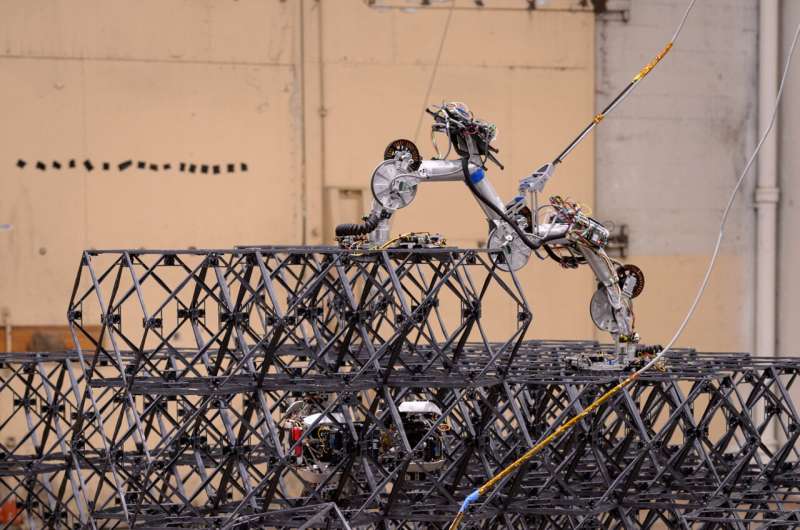 Robots that can autonomously build structures out of lattice blocks